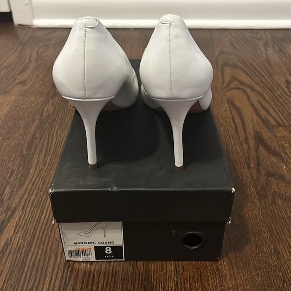 White banana republic pumps - Picture 3 of 3